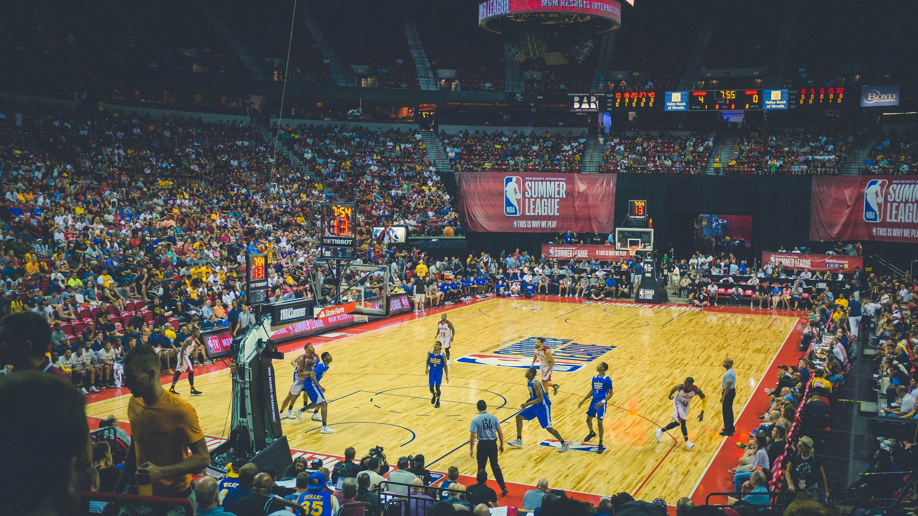 掘金轻取快船,约基奇再献三双统治内线,掘金官推晒约基奇训练照_控球中锋